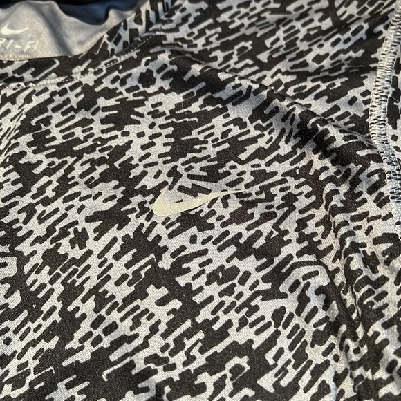Nike running shirt size medium perfect condition - Picture 3 of 6